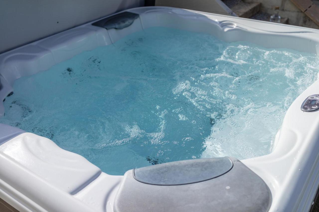 Fistral Hot Tub House For 8 On Retallack * Newquay (Cornwall)